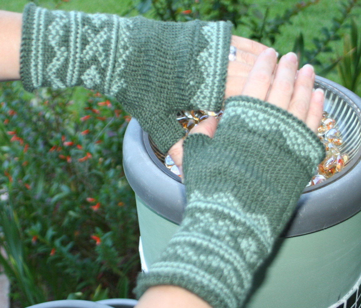 801 Deanne's Lusekofte-sque Mitts